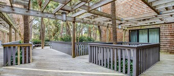 Lovely condo with free WiFi & shared tennis courts - close to golf & beaches