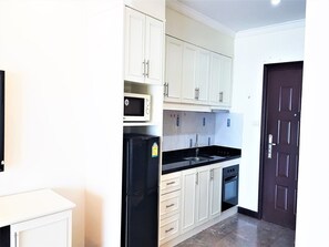 Kühlschrank, Mikrowelle, Ofen, Herdplatte