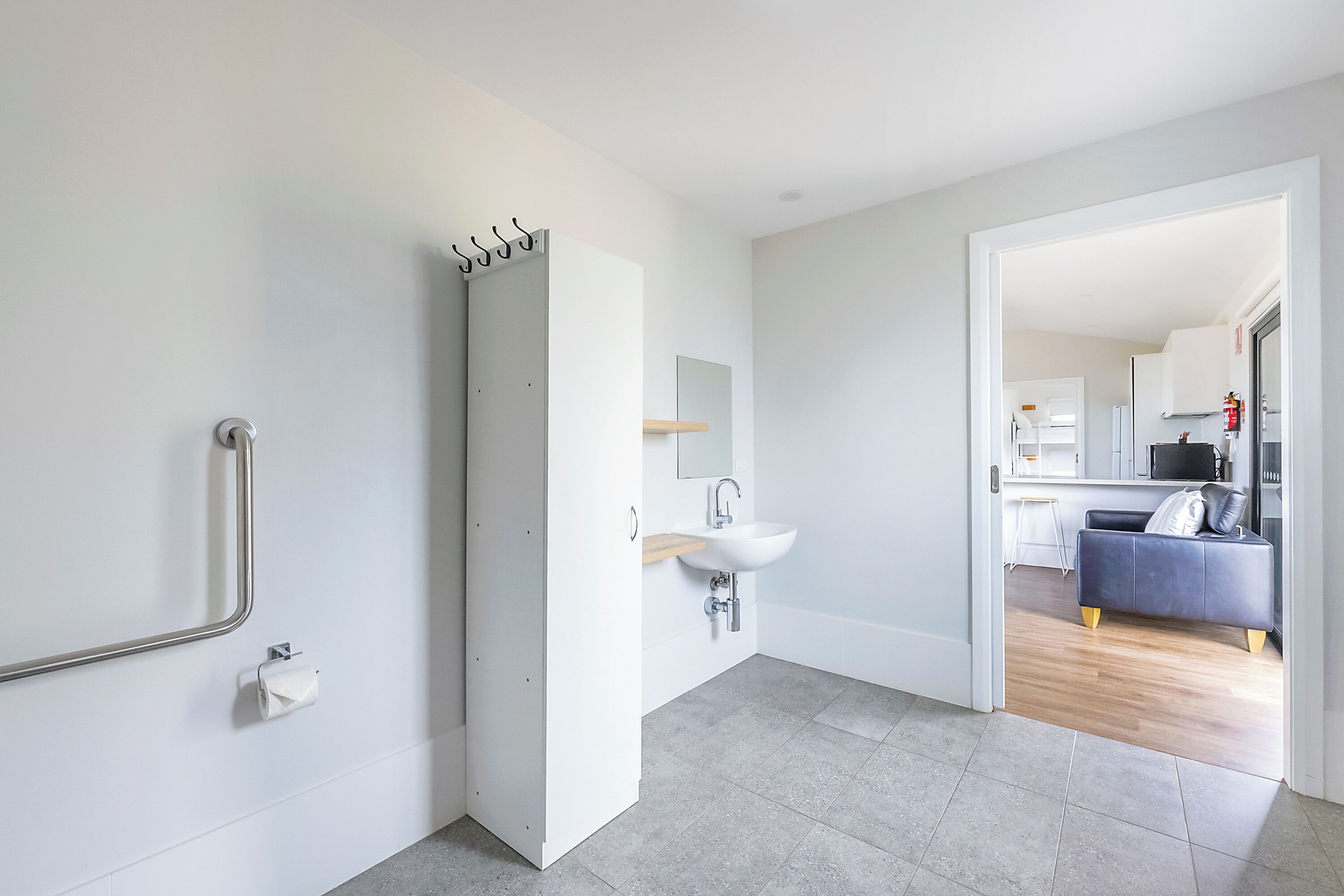 Un baño moderno con inodoro, lavabo y espejo.