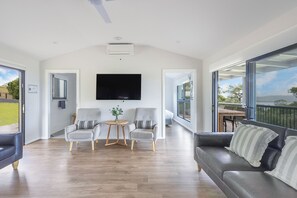 スタンダード キャビン バリアフリー (Sleeps 7) | リビング エリア