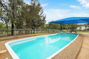 Una piscina al aire libre