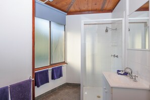 ChaumiÚre économique (Sleeps 6) | Salle de bain | Douche, séchoir à cheveux, serviettes fournies