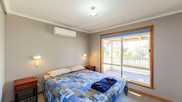 Deluxe Cabin - Sleeps 8 - The Lodge | Bed sheets