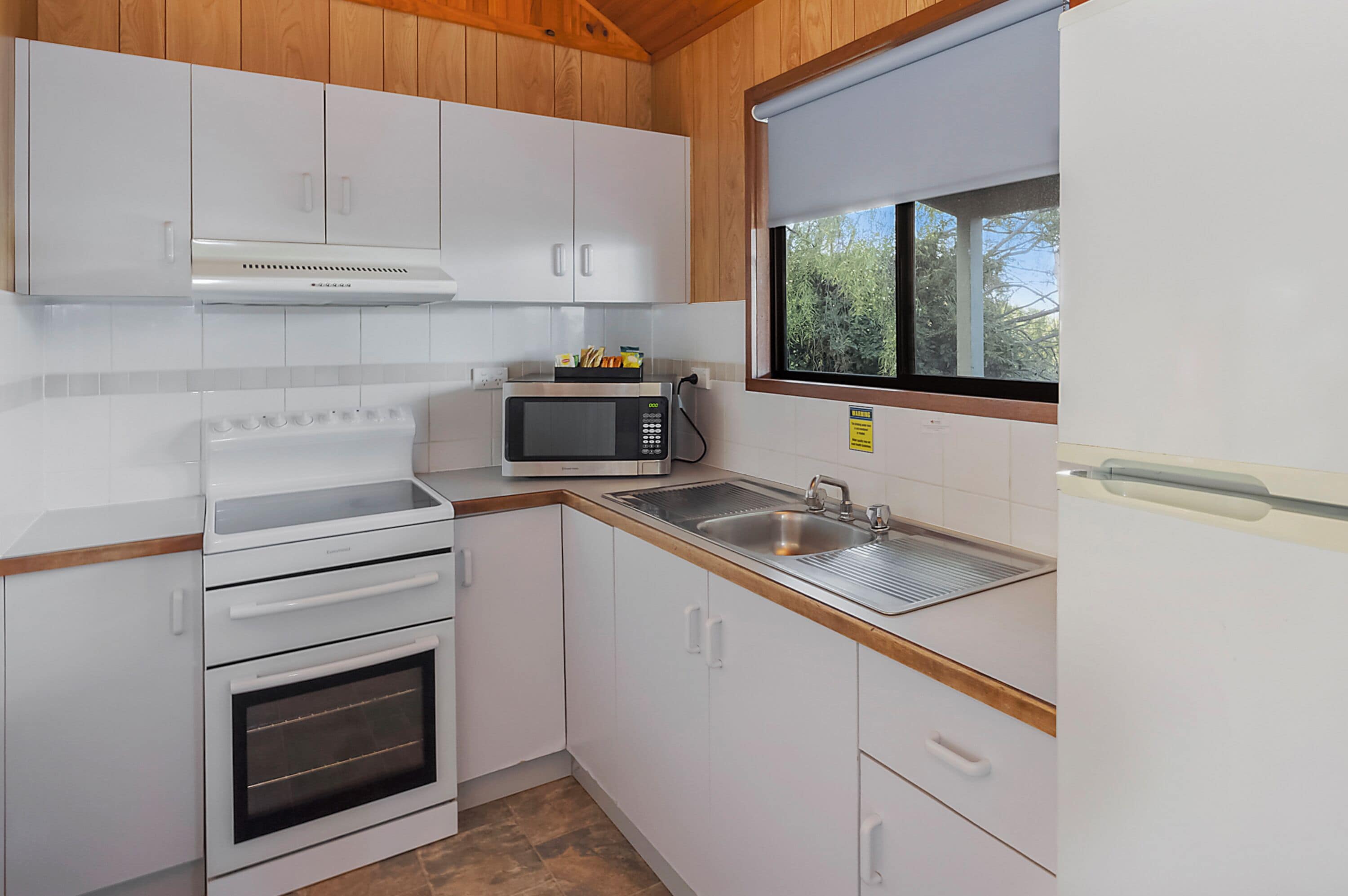 Standaard bungalow (Sleeps 6) | Privékeuken | Een koelkast, een microgolfoven, een kookplaat