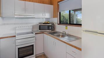 Standaard bungalow (Sleeps 6) | Privékeuken | Een koelkast, een microgolfoven, een kookplaat