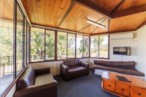 Economy Cabin - Sleeps 6 - Cottage | Living room