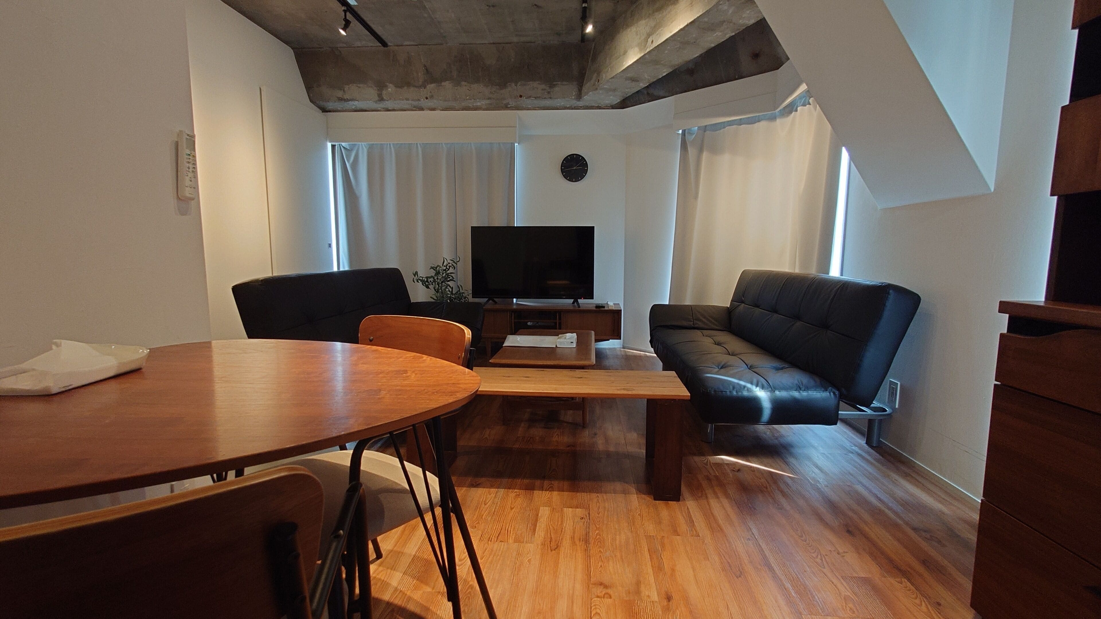5 bedrooms, individually decorated, individually furnished, desk