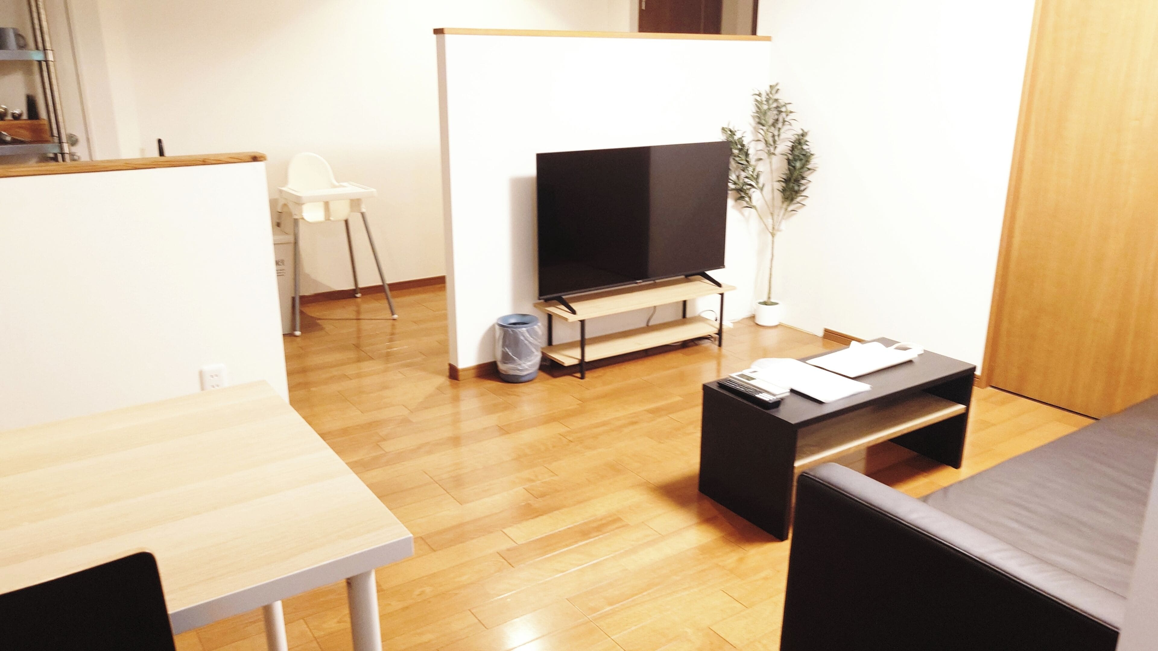 5 bedrooms, individually decorated, individually furnished, desk