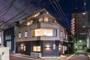 Fachada de la propiedad por la tarde o noche