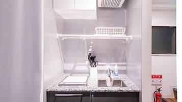 Full-size fridge, microwave, oven, stovetop