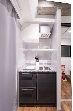 Refrigerador con freezer, microondas, placa de cocina, cafetera/tetera