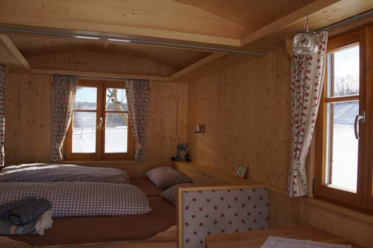 Husvogn, delt bad (Weideglück) | Dundyner, memory foam-senger, blendingsgardiner og lydisolert