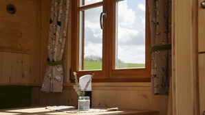 Dundyner, memory foam-senger, blendingsgardiner og lydisolert
