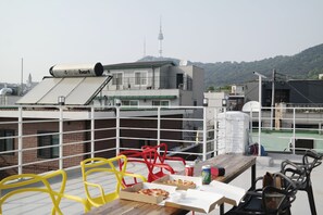 Outdoor dining - #Seoul #Itaewon #Little N Tower #Rooftop #Nice view #Hot place (Noksapyeong-daero 46-gil)