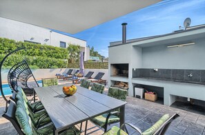 Outdoor dining - New!! Villa Celestial near Split with heated pool! (Podstrana)