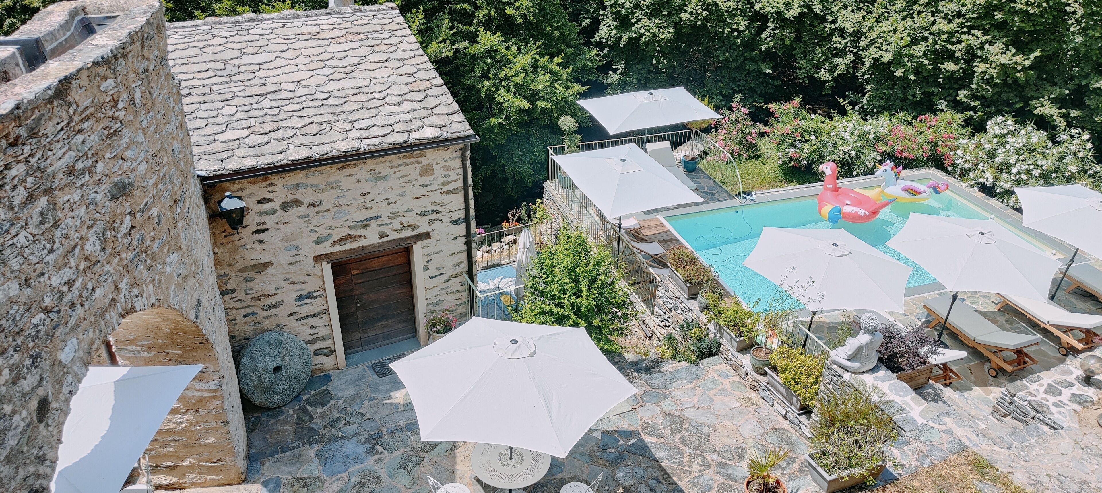 Una piscina al aire libre, una piscina climatizada