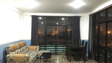 Standardzimmer | Wohnbereich | Flachbildfernseher