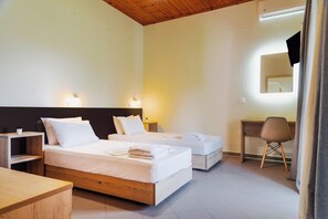 Ein Schlafzimmer mit zwei Betten, einem Schreibtisch und einem Stuhl.