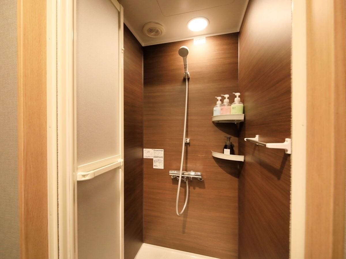 Shared Dormitory, Mixed Dorm, Non Smoking | Bathroom | Combined shower/tub, free toiletries, hair dryer, slippers