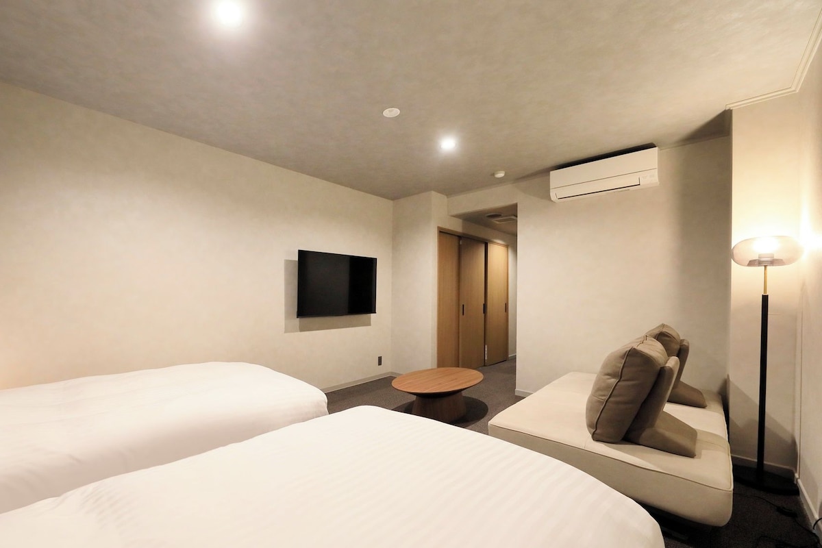 In-room safe, desk, WiFi (free), bed sheets