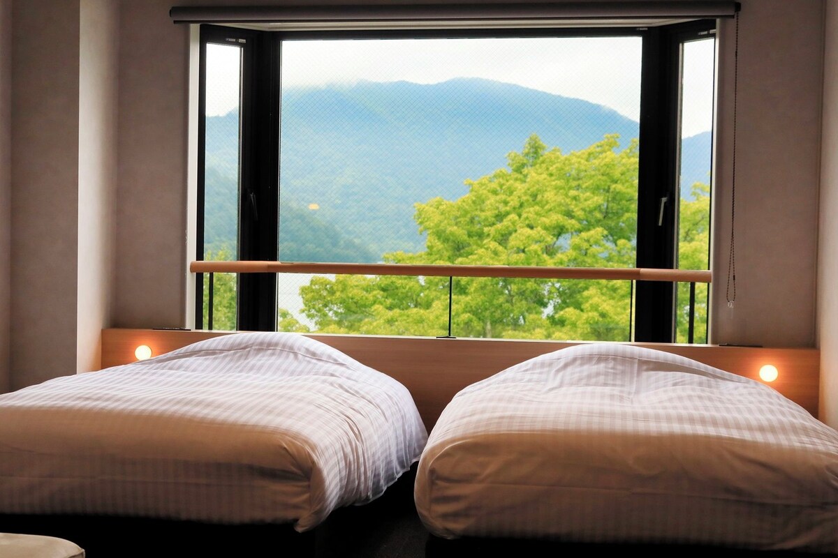 In-room safe, desk, WiFi (free), bed sheets