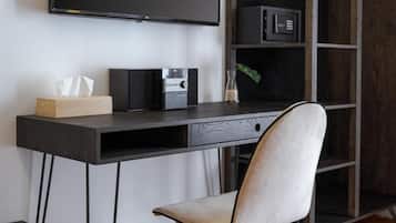 Exclusive Apartment, 4 Bedrooms | 4 bedrooms, Frette Italian sheets, premium bedding, pillow-top beds