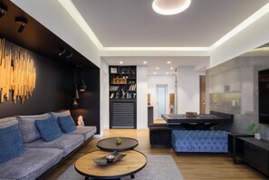 Departamento exclusivo, 4 habitaciones | Área de sala de estar | Smart TV, Netflix, reproductor de DVD y libros