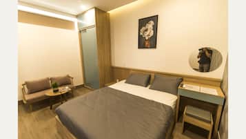 Studio Family Room | In-room safe, desk, blackout drapes, free WiFi