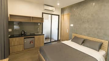 Studio Triple Room | Private kitchenette | Mini-fridge, stovetop, electric kettle, cookware/dishes/utensils
