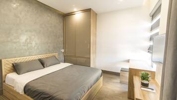 Studio Triple Room | In-room safe, desk, blackout curtains, free WiFi