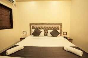 Desk, free WiFi, bed sheets - Hotel Apsara Near JJ Hospital (Mumbai)