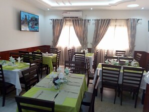 Breakfast, lunch and dinner served - Hotel Samaki Plage (Kribi)