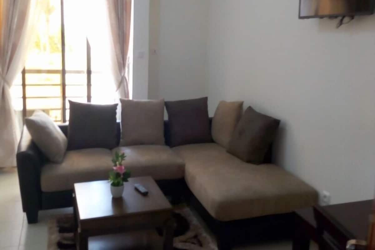 Suite | Woonkamer | Een flatscreentelevisie