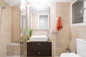 Ducha, secador de pelo y toallas