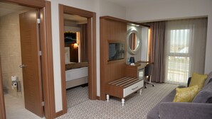 Minibar, caja de seguridad en la habitación y escritorio 