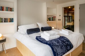 5 bedrooms, iron/ironing board, WiFi, bed sheets