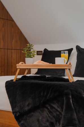 5 bedrooms, iron/ironing board, WiFi, bed sheets - Croyde Barn, Sleeps 9,Hot Tub, Pets (Croyde)