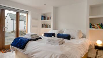 5 bedrooms, iron/ironing board, WiFi, bed sheets