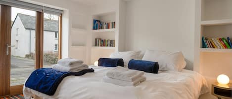 5 bedrooms, iron/ironing board, WiFi, bed sheets