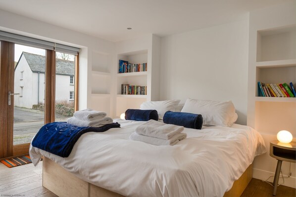 5 bedrooms, iron/ironing board, WiFi, bed sheets