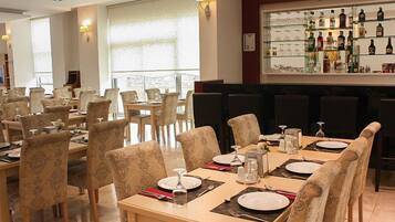 Bar (trong khuôn viên)