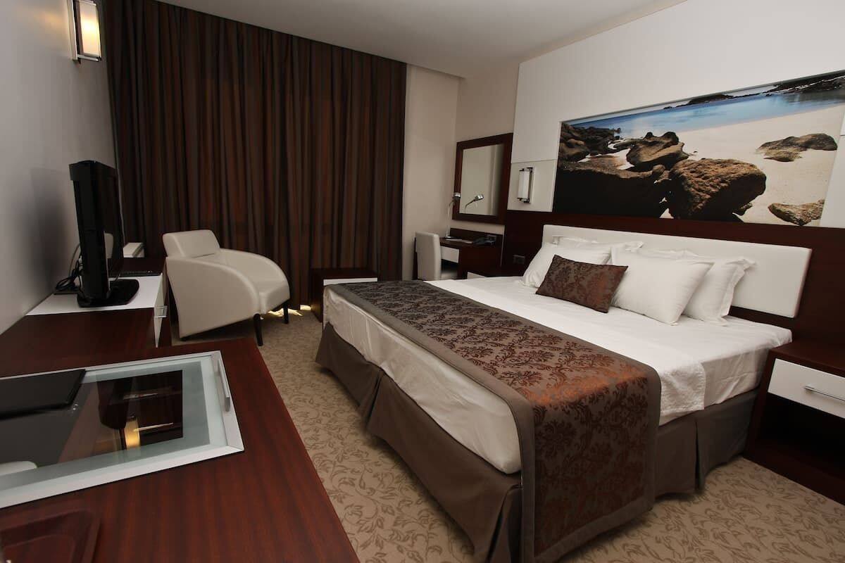 Minibar, in-room safe, laptop workspace, blackout drapes