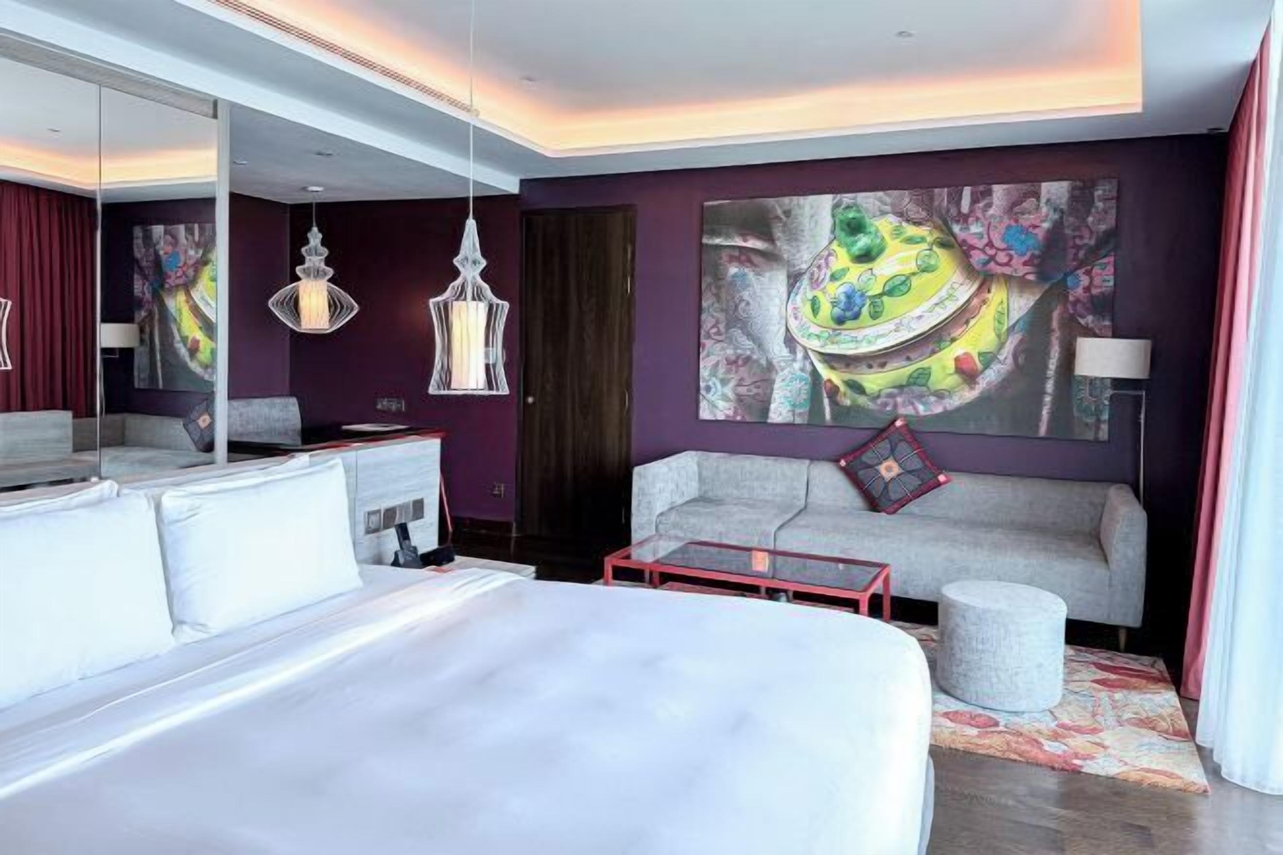 มินิบาร์ฟรีบางอย่าง, ตู้นิรภัยในห้องพัก, โต๊ะทำงาน, ผ้าม่านกันแสง