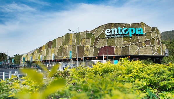 Un edificio moderno con fachada tipo panal y el nombre 'entopia'.