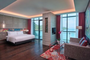 Grand Deluxe Seaview Suite | Una cassaforte in camera, una scrivania, tende oscuranti