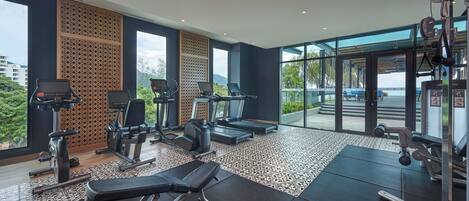 Ein modernes Fitnessstudio mit Laufbändern, Crosstrainern und Gewichtsmaschinen.