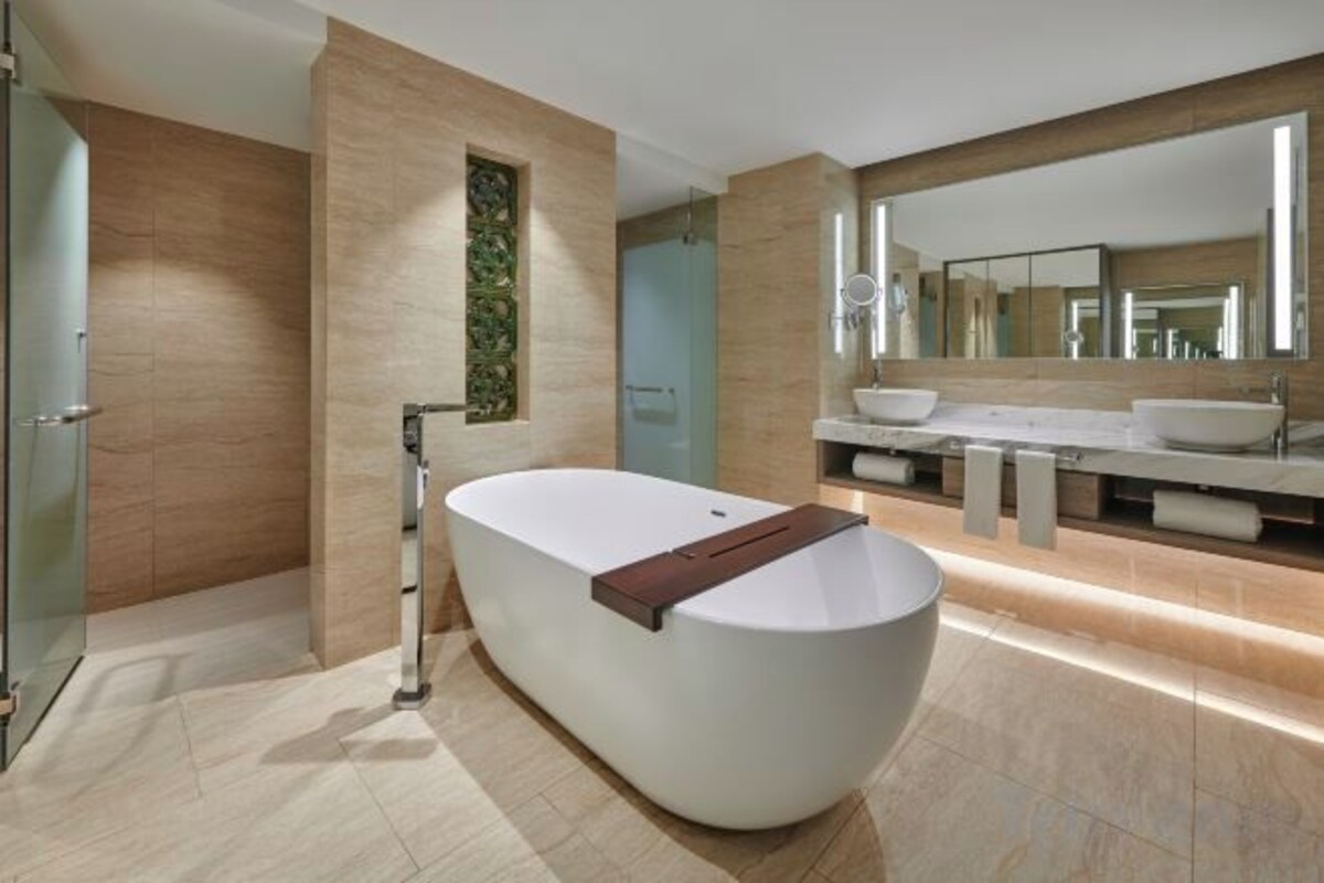 Bathroom | Separate tub and shower, rainfall showerhead, free toiletries