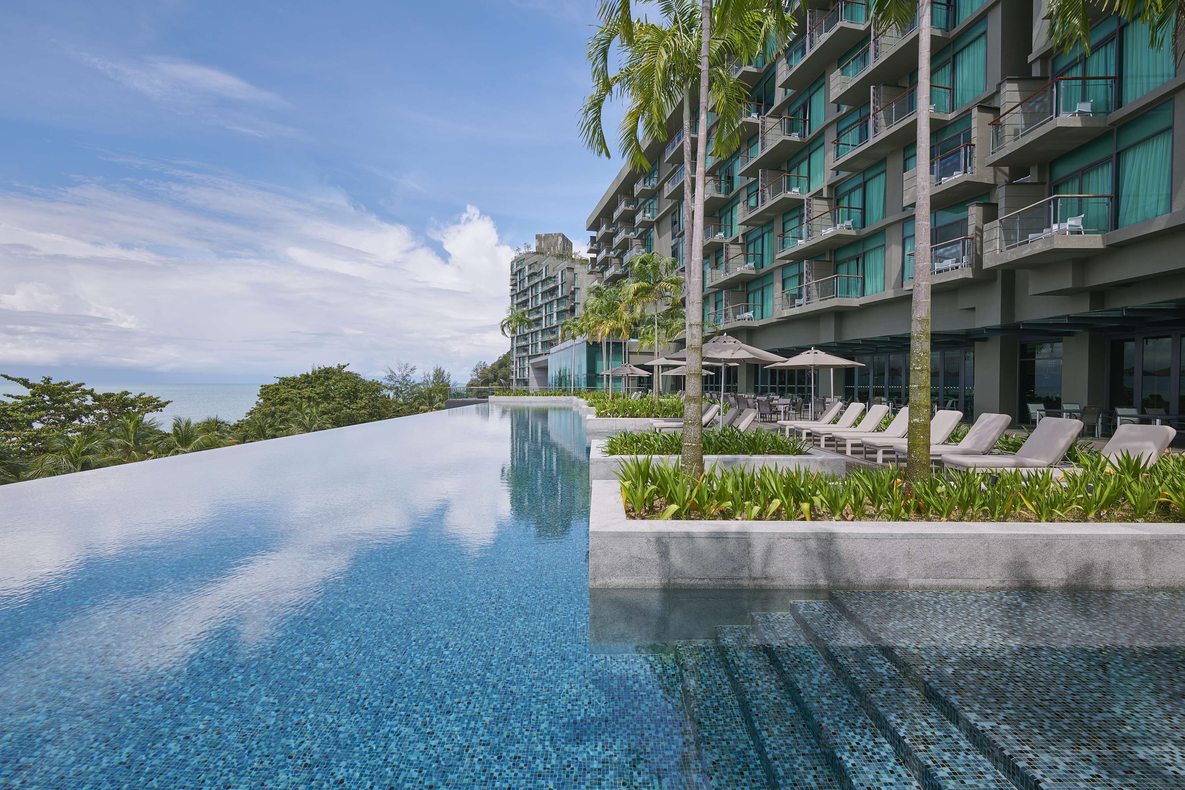 2 piscinas externas, funciona das 7h às 20h, guarda-sóis