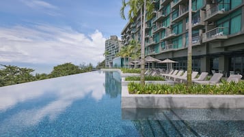 2 piscinas externas, funciona das 7h às 20h, guarda-sóis