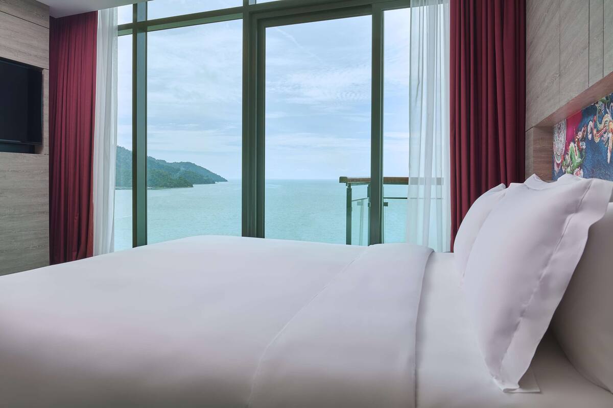 2 bedrooms, free minibar items, in-room safe, desk